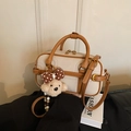 Sac Boston en cuir beige avec garniture marron et breloque ours mignon incluse - Beige avec Pendentif