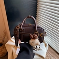 Sac Boston en cuir marron foncé avec surpiqûres blanches et charme de chien peluche - Café avec Pendentif