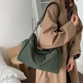 Borsa a tracolla in nylon verde scuro a mezzaluna con ampia tracolla regolabile per donna - Verde