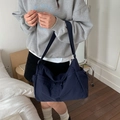 Borsa a mezzaluna blu navy oversize in nylon con tracolla regolabile e tasche con zip - Blu scuro
