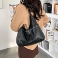 Détail du grand sac cabas noir avec œillets argentés et texture en cuir - Noir
