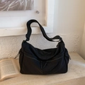Sac hobo minimaliste en nylon noir avec deux poches zippées et bandoulière réglable - Noir