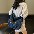 Sac fourre-tout en denim bleu foncé avec broderie colorée et détails effilochés - Bleu foncé