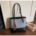 Borsa tote patchwork grigio e nero con ciondolo in perline di legno e scritte in oro - Con Ciondolo / Blu