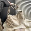 Große cremeweiße Hobo-Tasche aus Nylon mit verstellbarem Riemen und weicher Raffung - Hellkamel