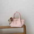 Détail du sac seau rose clair avec breloque chiot en peluche et nœud à pois décoratif - Rose avec pendentif