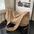 Borsa a tracolla in nylon a pieghe kaki con tracolla regolabile e design con coulisse - Marrone