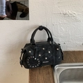 Bolso Boston retro negro con tachuelas de estrella plateadas y colgante de corazón - Negro