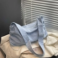 Sac bandoulière bleu clair en nylon imperméable avec large sangle réglable et moderne - Bleu ciel