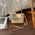 Détail d'un sac boîte jaune crème avec un pendentif peluche ours en peluche adorable - Jaune avec Pendentif