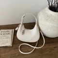 Dettaglio della borsa hobo bianco off-white in pelle martellata con chiusura a scatto - Bianco