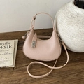 Borsa a mezzaluna rosa nudo in pelle martellata con chiusura argentata ed elegante - Rosa