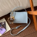 Sac bandoulière bleu clair à motif litchi avec détails dorés et breloque peluche - Avec Pendentif / Bleu