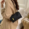 Sac à bandoulière en cuir noir avec ferrures dorées et accessoire pelucheux charmant - Avec Pendentif / Noir