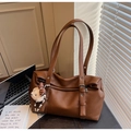 Détail du sac à bandoulière en cuir grainé marron avec un pendentif ours en peluche - Café (Avec Pendentif)