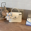 Sac boîte beige avec un mini ours en peluche tricoté et fermoir rotatif élégant - Blanc avec pendentif