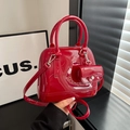 Mini borsa a conchiglia rossa lucida effetto jelly con manici e pochette abbinata - Rosso