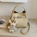 Beige emmertas met litchi-patroon, zilveren draaisluiting en schattige konijn-hanger - Geel met Hanger