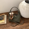 Détail du sac hobo en daim vert olive avec surpiq surpiqûres blanches et pendentif peluche - Avec Pendentif / Vert