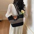 Borsa tote in paglia nera intrecciata con strisce geometriche e chiusura a perla - Nero