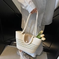 Borsa tote intrecciata a mano con strisce blu, patta in pelle e decoro a perla - Bianco Sporco