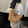 Borsa in paglia kaki scuro con strisce geometriche e patta in pelle con perla - Cachi