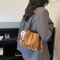 Borsa a tracolla plissettata marrone caramello con catena d'argento e charm - Marrone (Con Ciondolo Peluche Bianco)