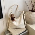 Cremeweiße Übergroße Shopper Tasche mit Kreuznähten und einem süßen Bären-Anhänger - Weiß mit Anhänger