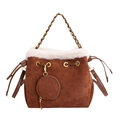 Braune Wildleder Beuteltasche mit weißem Kunstpelzbesatz und goldener Kette auf Weiß - Braun
