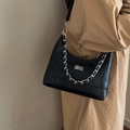 Schicke schwarze Stepptasche mit silberner Kette und silbernem Metalldrehverschluss - Quadratisches Schloss / Schwarz