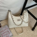 Beige gesteppte Hobo-Tasche mit Silberkette und edlem Metall-Drehverschluss für Damen - Quadratisches Schloss / Weiß