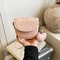 Rosafarbene Umhängetasche mit Herzstickerei und weichem Plüsch-Herzanhänger - Rosa