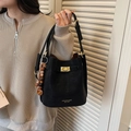 Bolso tipo cubo negro vintage con herrajes dorados y adorno de cuentas de colores - Negro con colgante