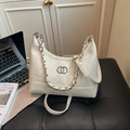 Sac sous le bras matelassé crème avec chaîne argentée et bandoulière en cuir réglable - Serrure Ronde / Blanc