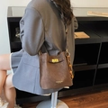 Bolso saco vintage marrón oscuro en cuero mate con cierre dorado y borlas - Café con Colgante