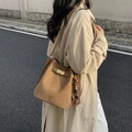 Bolso saco vintage de ante marrón con cierre metálico dorado y colgante de madera - Marrón con colgante