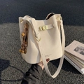 Elegante bolso de cubo beige con cierre dorado y borla de madera de estilo retro - Beige Con Amuleto