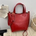 Bolso tote de cuero rojo chic con silueta de trapecio y detalles dorados - Rojo