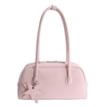 Borsa a mano minimalista in pelle rosa con ciondolo a stella su sfondo bianco pulito - Rosa