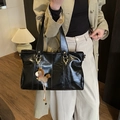 Glänzende schwarze große Shopper-Tasche mit Henkeln und braunem Plüsch-Pferdeanhänger - Schwarz mit Anhänger