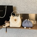 Beigefarbene Beuteltasche mit Streifeneinsatz und Plüschhund-Anhänger-Detail - Cremeweiß Mit Anhänger