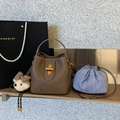 Braune Beuteltasche aus Leder mit strukturiertem Finish und gestreiftem Futter - Braun mit Anhänger