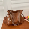 Sac seau matelassé marron avec pendentif D doré et bandoulière en chaîne cuir - Brun Jaune