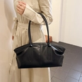Elegante borsa sottobraccio in pelle nera con manici lunghi per il pendolarismo quotidiano - Nero