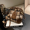 Bruine geruite emmertas van tweed met lederen details en een schattige berenhanger - Koffie met Hanger