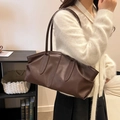 Borsa tote vintage in ecopelle marrone scuro con trama morbida e tracolla sottile - Marrone