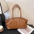 Borsa tote minimalista in pelle marrone caramello con spalline sottili ed eleganti - Marrone