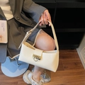 Minimalistische weiße Baguette-Tasche aus Kunstleder mit Gold-Schnalle und Riemen - Gebrochenes Weiß