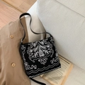 Détail du sac seau en toile noire avec broderie florale ethnique blanche complexe - Noir