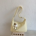 Detalle de bolso hobo amarillo crema con correa ajustable y colgante de peluche - Amarillo